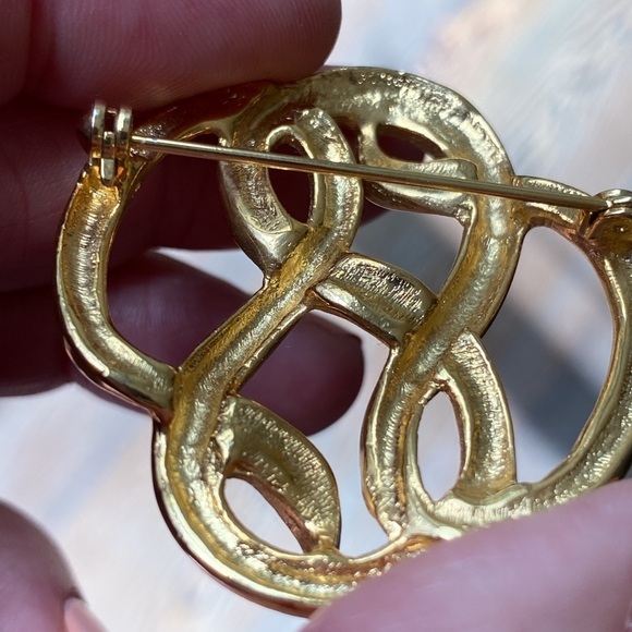 Vintage Gold Tone Brooch Pin - Picture 9 of 9